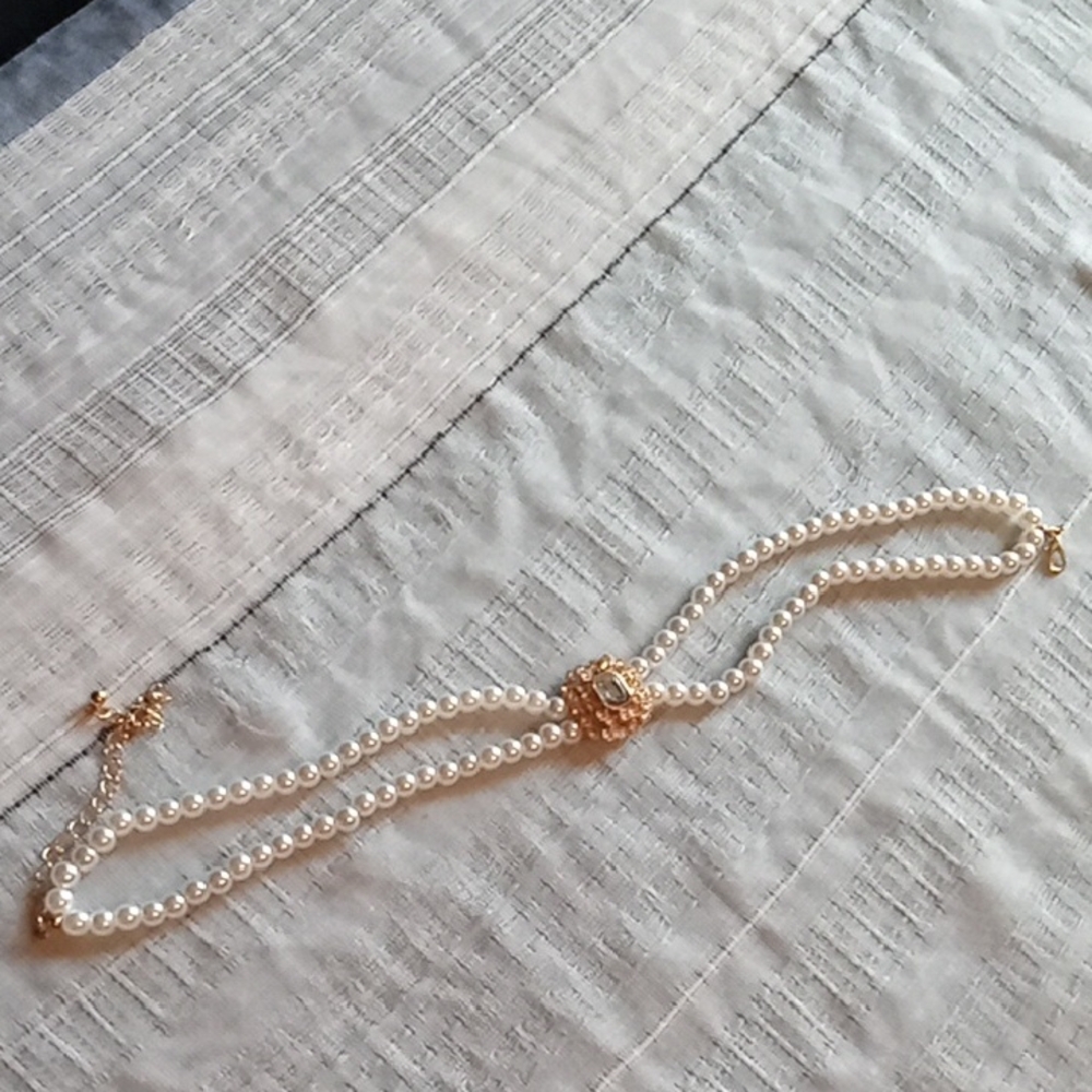 Elegant Gold and White Pearl Necklace - Picture 2 of 4